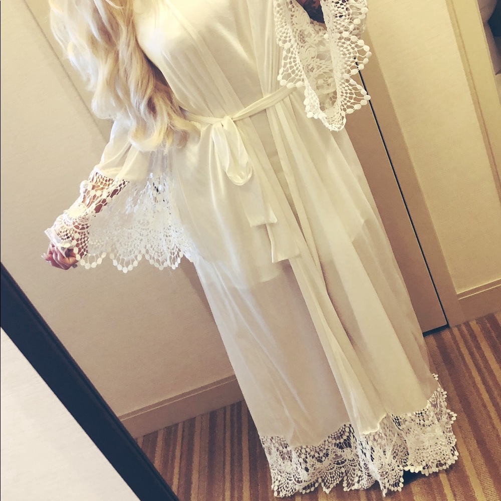 Wedding Robe - Picture 2 of 2